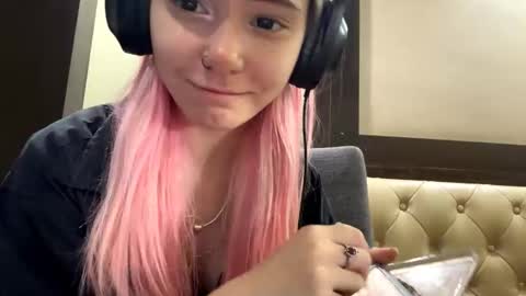 Snapshot of megansavells chatting on 11/19/25, 09:31 Hellas online show from 11/19/25, 09:31