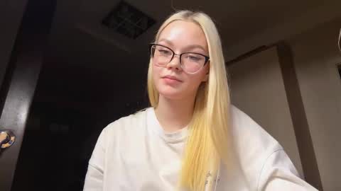 Snapshot of megganskurski chatting on 02/16/26, 07:43 Mia online show from 02/16/26, 07:43