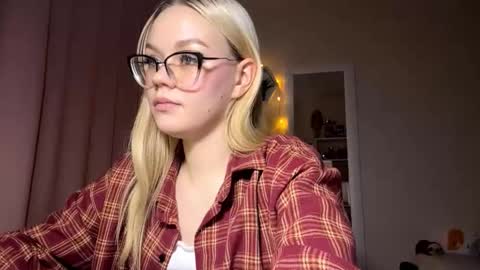 Mia online show from 03/11/26, 03:18