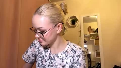 Mia online show from 03/27/26, 06:18