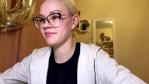 Mia online show from 04/09/26, 03:06