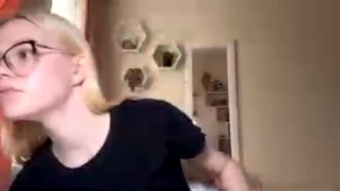 Mia online show from 04/10/26, 01:16