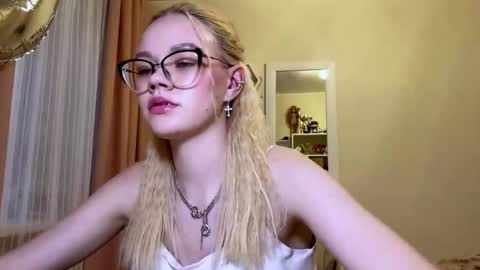 Mia online show from 04/14/26, 03:18