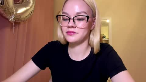 Mia online show from 04/17/26, 03:15