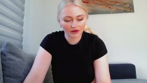Snapshot of melani_a chatting on 06/25/26, 11:04 Melania online show from 06/25/26, 11:04