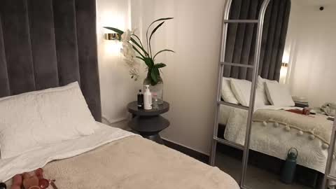 Melanie Baez online show from 03/10/25, 06:27