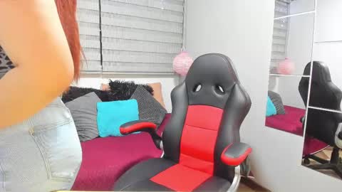 Snapshot of melanie_hh chatting on 12/27/24, 04:04 Melanie  online show from 12/27/24, 04:04