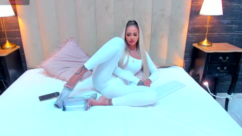 Snapshot of melanielexxx chatting on 12/19/24, 06:45 OF melanielexxx online show from 12/19/24, 06:45