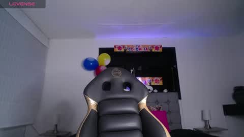 Snapshot of melanny_petite chatting on 06/22/26, 01:19 melanny_petite online show from 06/22/26, 01:19