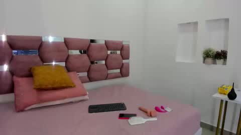 Snapshot of melannycollins__ chatting on 09/18/25, 12:51 Melanny online show from 09/18/25, 12:51
