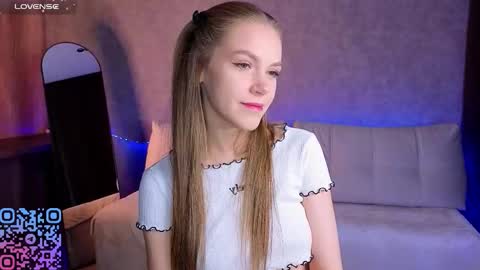 Melee Eva - Thumbs Up please  online show from 03/12/26, 10:43