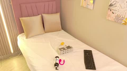 meli_peach online show from 04/23/26, 07:27