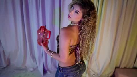 Snapshot of melina_smith1 chatting on 05/19/26, 01:56 MelinaSmith online show from 05/19/26, 01:56