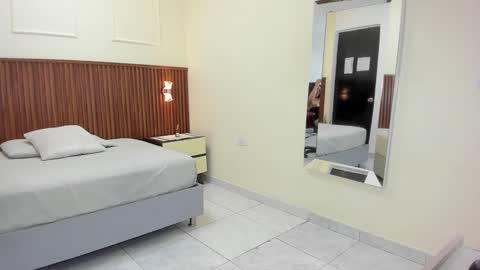 Snapshot of melinamartins chatting on 09/15/25, 09:04 M E L I N A online show from 09/15/25, 09:04