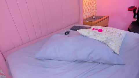 Snapshot of melinamartins chatting on 10/31/25, 09:16 M E L I N A online show from 10/31/25, 09:16