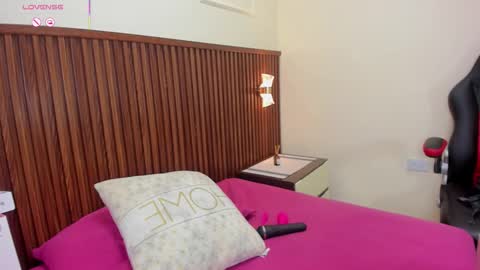 Snapshot of melinamartins chatting on 11/14/25, 08:18 M E L I N A online show from 11/14/25, 08:18