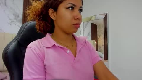 Snapshot of melinamartins chatting on 11/15/25, 12:23 M E L I N A online show from 11/15/25, 12:23