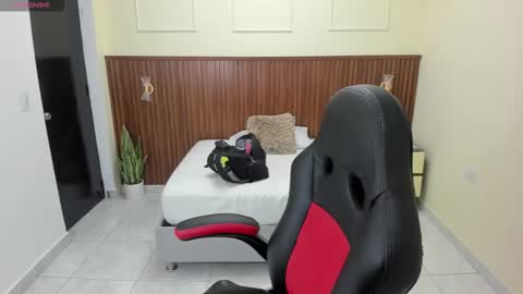 Snapshot of melinamartins chatting on 11/25/25, 07:03 M E L I N A online show from 11/25/25, 07:03