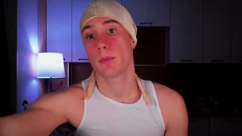 Snapshot of mell0wme chatting on 02/26/25, 01:32 Mello online show from 02/26/25, 01:32