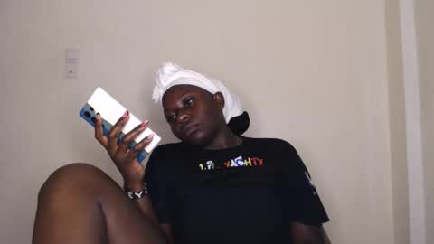 Snapshot of mellanin_pretty_ chatting on 12/18/25, 06:08 . online show from 12/18/25, 06:08