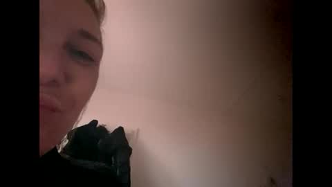 Snapshot of melli23 chatting on 12/13/24, 01:55 Melli online show from 12/13/24, 01:55