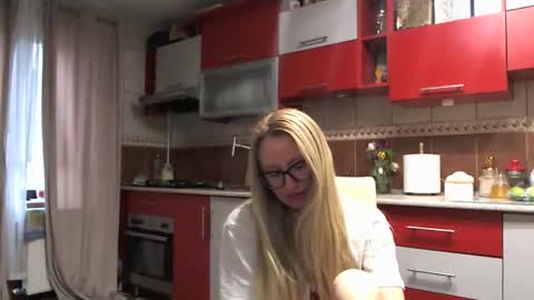 Melly online show from 03/25/26, 07:36