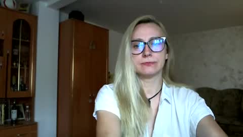 Snapshot of melly_rosey chatting on 06/24/26, 07:18 Melly online show from 06/24/26, 07:18