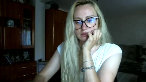 Snapshot of melly_rosey chatting on 06/30/26, 03:02 Melly online show from 06/30/26, 03:02