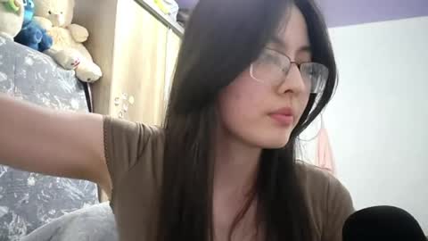 Snapshot of melodeehayden chatting on 05/05/26, 05:21 Nika online show from 05/05/26, 05:21