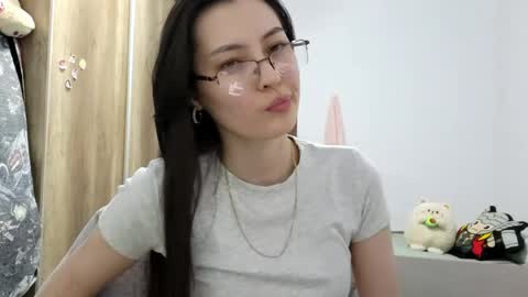 Snapshot of melodeehayden chatting on 05/16/26, 03:22 Nika online show from 05/16/26, 03:22