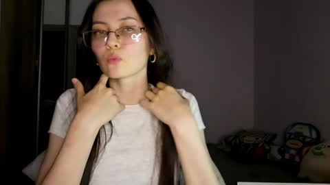 Snapshot of melodeehayden chatting on 05/19/26, 04:24 Nika online show from 05/19/26, 04:24