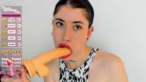 Snapshot of melody_suarez chatting on 12/10/24, 11:30 MELODY online show from 12/10/24, 11:30