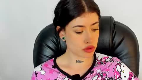 Snapshot of melody_suarez chatting on 12/28/24, 02:22 MELODY online show from 12/28/24, 02:22