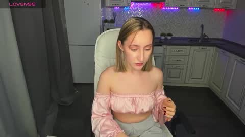 Snapshot of melodyoflovee chatting on 12/13/24, 04:33 Kaylie online show from 12/13/24, 04:33