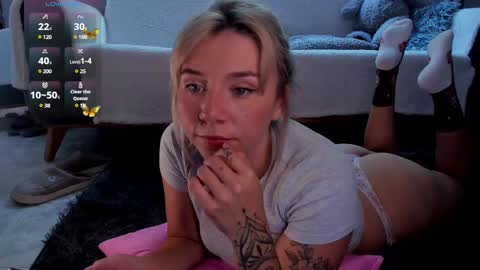 Snapshot of melodypetitex chatting on 02/12/25, 07:45 sophia online show from 02/12/25, 07:45