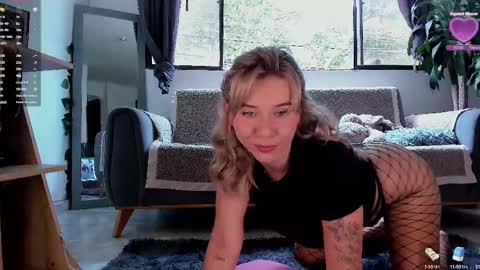 Snapshot of melodypetitex chatting on 02/20/25, 07:08 sophia online show from 02/20/25, 07:08