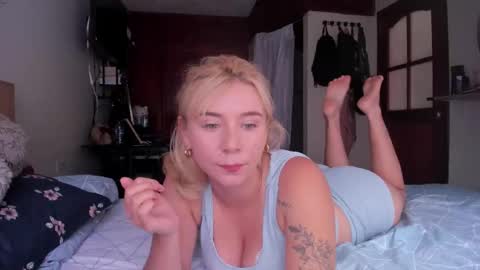 Snapshot of melodypetitex chatting on 09/20/25, 06:31 sophia online show from 09/20/25, 06:31