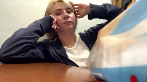 Snapshot of melodypetitex chatting on 10/23/25, 02:38 sophia online show from 10/23/25, 02:38