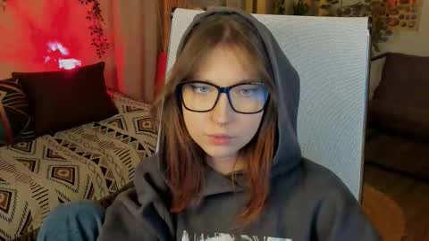 Mia online show from 10/12/25, 03:22