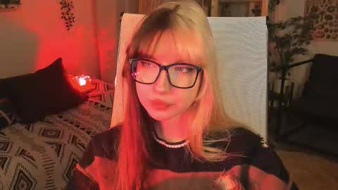 Mia online show from 11/05/25, 03:23