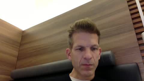 Snapshot of men2024again chatting on 10/26/25, 12:22 Andres online show from 10/26/25, 12:22