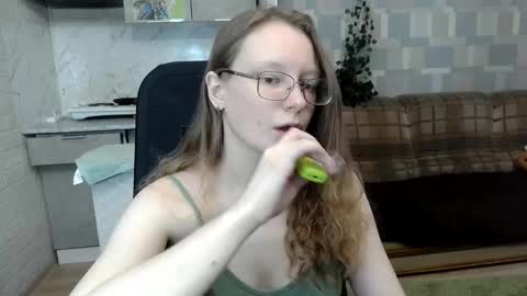 Snapshot of meowcr chatting on 09/19/25, 01:01 meowcr online show from 09/19/25, 01:01