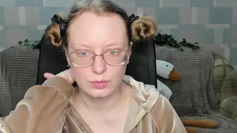 Snapshot of meowcr chatting on 12/13/25, 10:26 meowcr online show from 12/13/25, 10:26