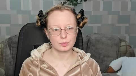 Snapshot of meowcr chatting on 12/18/25, 02:39 meowcr online show from 12/18/25, 02:39