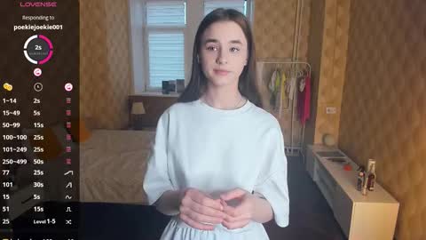 Snapshot of meoww_meows chatting on 11/17/25, 07:25 Julie online show from 11/17/25, 07:25