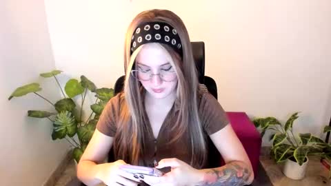 laura 3 i am independent model online show from 10/12/25, 02:21