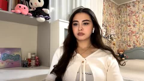 Snapshot of merlenegnoza chatting on 11/18/25, 06:01 Enni online show from 11/18/25, 06:01