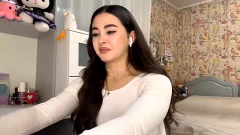 Snapshot of merlenegnoza chatting on 12/15/25, 06:12 Enni online show from 12/15/25, 06:12