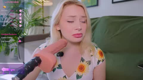 Stella online show from 10/03/25, 08:22