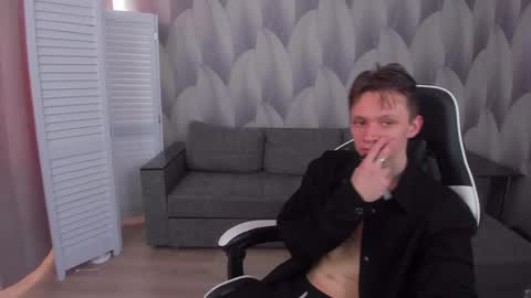 Snapshot of meverik_oushen chatting on 04/21/26, 02:01 MEVERIK OUSHEN online show from 04/21/26, 02:01